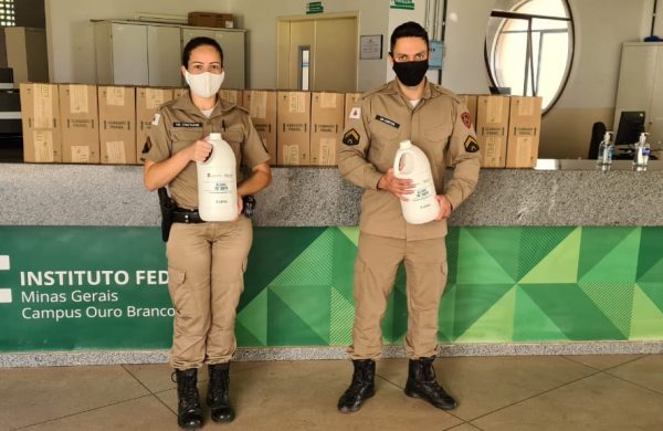 Polícia Militar e Associação dos Catadores de Ouro Branco recebem doação de álcool.