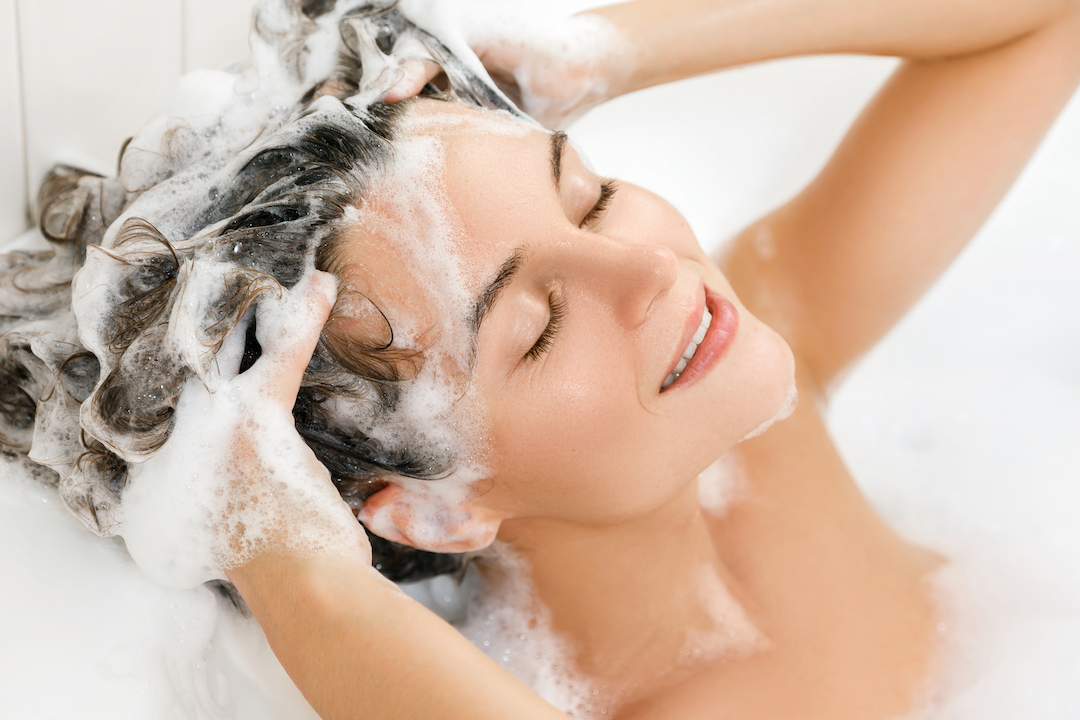5 segredos de profissionais para lavar os cabelos em casa