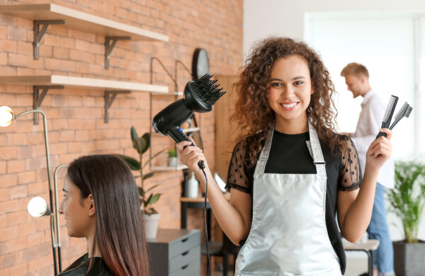 Quer trabalhar como cabeleireira? Veja o que você precisa saber!