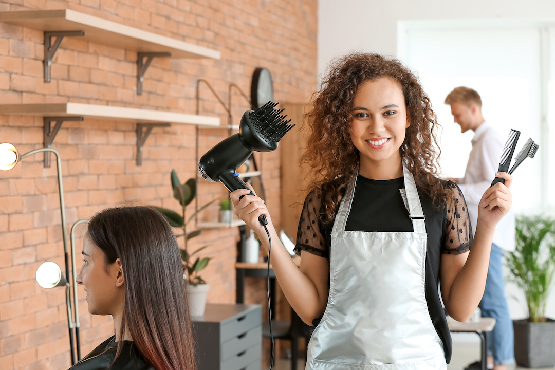 Você está visualizando atualmente Quer trabalhar como cabeleireira? Veja o que você precisa saber!